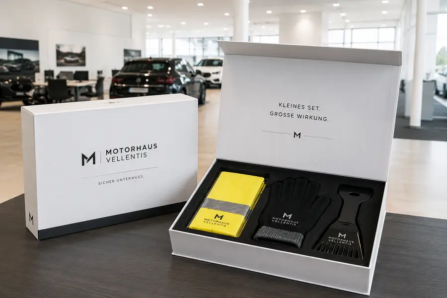 Offene Box mit Autozubehör