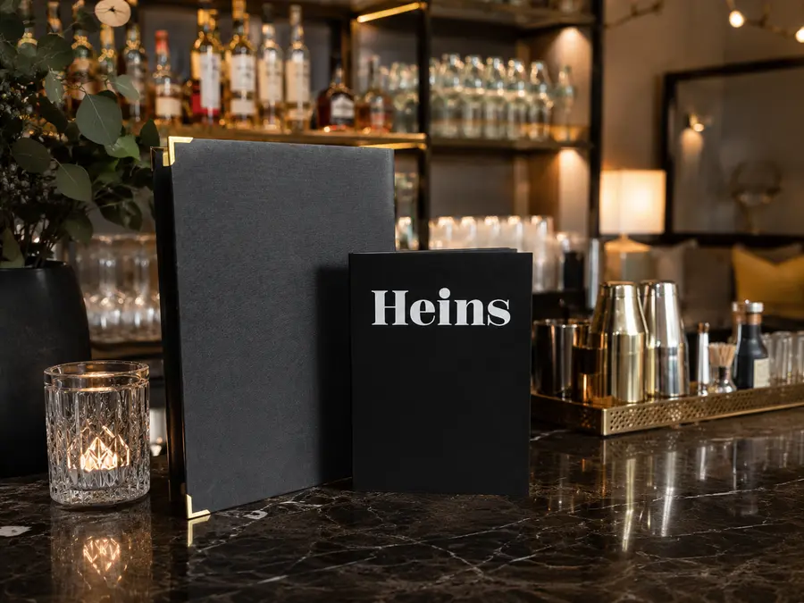 Schwarze Getränkekarten auf einem Hotel Bar Tresen