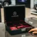 Schwarze Luxus-Geschenkbox mit silbernen Akzenten und rotem Samtinneren auf poliertem Ausstellungstisch