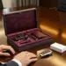 Elegante Geschenkbox mit Automobilbranding auf Konferenztisch, gefüllt mit Premium-Artikeln in seidengefütterten Fächern