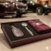 Geöffnete Automotive-Geschenkbox mit Leder-Schlüsselanhänger, Reifendruckmesser und Mikrofasertuch im Autohaus-Showroom
