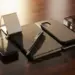 Sechs hochwertige Automobil-Werbegeschenke auf dunkler Holzoberfläche: Leder-Schlüsselanhänger, Aluminium-Handyständer, Kohlefaser-Stift, Silikon-Handygriff, Stoff-Notizbuch und Kristall-Briefbeschwerer
