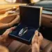 Luxuriöse Geschenkbox mit Autoschlüsseln auf Ledersitz, warmes Sonnenlicht durch Autofenster, Hände platzieren Geschenk