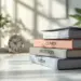 Stapel personalisierter Büroordner mit individuellen Covern auf weißem Schreibtisch, einer geöffnet mit Dokumenten