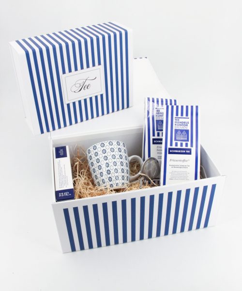 Eine Box mit Tasse und Tee