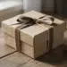 Elegante Geschenkbox mit Kraftpapier und erdtonfarbener Schleife auf Holzoberfläche bei natürlichem Licht