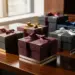 Elegante Geschenkboxen mit Automobilmarken-Farben und Satinbändern auf poliertem Mahagoni-Schreibtisch bei warmem Tageslicht