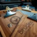 Hochwertige Holz-Klemmbrettmappen mit geprägten Logos und Lasergravuren in professioneller Studiobeleuchtung