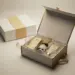 Geöffnete weiße Influencer-Geschenkbox mit in Seidenpapier verpackten Luxusproduktproben neben versiegelter Box mit Branding-Sleeve.