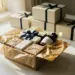 Geöffnete Influencer-Geschenkbox mit edel verpackten Produkten, Seidenpapier und Bändern, mehrere identische Boxen im Hintergrund, goldene und marine Töne.