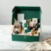 Luxuriöse Influencer-PR-Box in Smaragdgrün und Gold mit hochwertigen Lifestyle-Produkten auf weißem Marmortisch