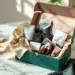 Luxuriöse Influencer PR-Box in smaragdgrün mit roségoldenen Akzenten, gefüllt mit Premium-Lifestyle-Produkten auf Marmortisch