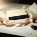 Halb zusammengesetzte Influencer-Unboxing-Box auf einem Studiotisch mit Seidenpapier, Bändern und Produktproben in Creme, Navy und Gold.
