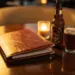 Aufgeschlagene Leder-Menümappe auf Restauranttisch mit Craftbeer-Flasche und Glas im warmen Kerzenlicht.