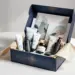 Offene Luxus-PR-Box in Marineblau mit Lifestyle-Produkten wie Hautpflege, Nahrungsergänzungsmitteln und Tech-Zubehör
