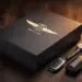 Luxuriöse Automotive-Geschenkbox mit goldgeprägtem Logo auf dunklem Holztisch neben Premium-Autozubehör