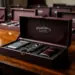 Luxuriöse Geschenkbox mit Automobilbranding auf Mahagoni-Schreibtisch, gefüllt mit Premium-Merchandise in maßgeschneiderten Schaumstoffeinsätzen