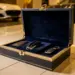 Luxuriöse Geschenkbox mit Autoschlüssel und Zubehör in samtgefütterten Fächern im Autohaus-Showroom