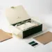 Luxuriöse maßgefertigte Geschenkbox mit matter Oberfläche, leicht geöffnet, mit Seidenpapier und Produkt, umgeben von Kraftpapiermustern.