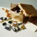 Luxuriöse Geschenkbox mit Schleife, Seidenpapier und Premium-Produktproben auf weißem Untergrund, handgeschriebene Karte daneben.