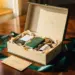 Geöffnete Geschenkbox mit Premium-Produktproben in Seidenpapier, goldenen Akzenten und Kraftpapier-Versandetikett auf Holzoberfläche.