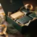 Luxuriöse Geschenkbox mit matter Oberfläche, leicht geöffnet, mit gebrandeten Team-Geschenken in Seidenpapier, Tannenzweigen und goldenen Bändern.