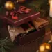 Luxuriöse Geschenkbox mit Satinband, halb geöffnet, mit Seidenpapier und Premium-Produkt, umgeben von Tannenzweigen und goldenen Weihnachtskugeln.