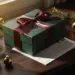 Luxuriöse Geschenkbox mit Satinband, Tannenzweigen und goldenen Ornamenten auf dunklem Walnussholztisch im warmen Fensterlicht.