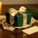 Luxuriöse Geschenkbox mit Satinband auf Holzoberfläche, umgeben von Seidenpapier, Tannenzweig und Versandetikett im warmen Kerzenlicht.