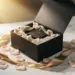 Matte schwarze Geschenkbox mit Seidenpapier und Satinband auf weißem Marmor, umgeben von Rosenblättern im warmen Goldlicht.