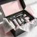 Luxuriöse schwarze PR-Box mit Skincare-Produkten und Lifestyle-Accessoires auf weißem Studiotisch geöffnet