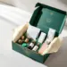 Luxuriöse Influencer PR-Box in smaragdgrün mit goldenen Akzenten, gefüllt mit Hautpflege, Tech-Zubehör und Lifestyle-Produkten