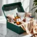 Luxuriöse Influencer PR-Box in smaragdgrün mit roségold Akzenten, gefüllt mit Hautpflege und Lifestyle-Produkten
