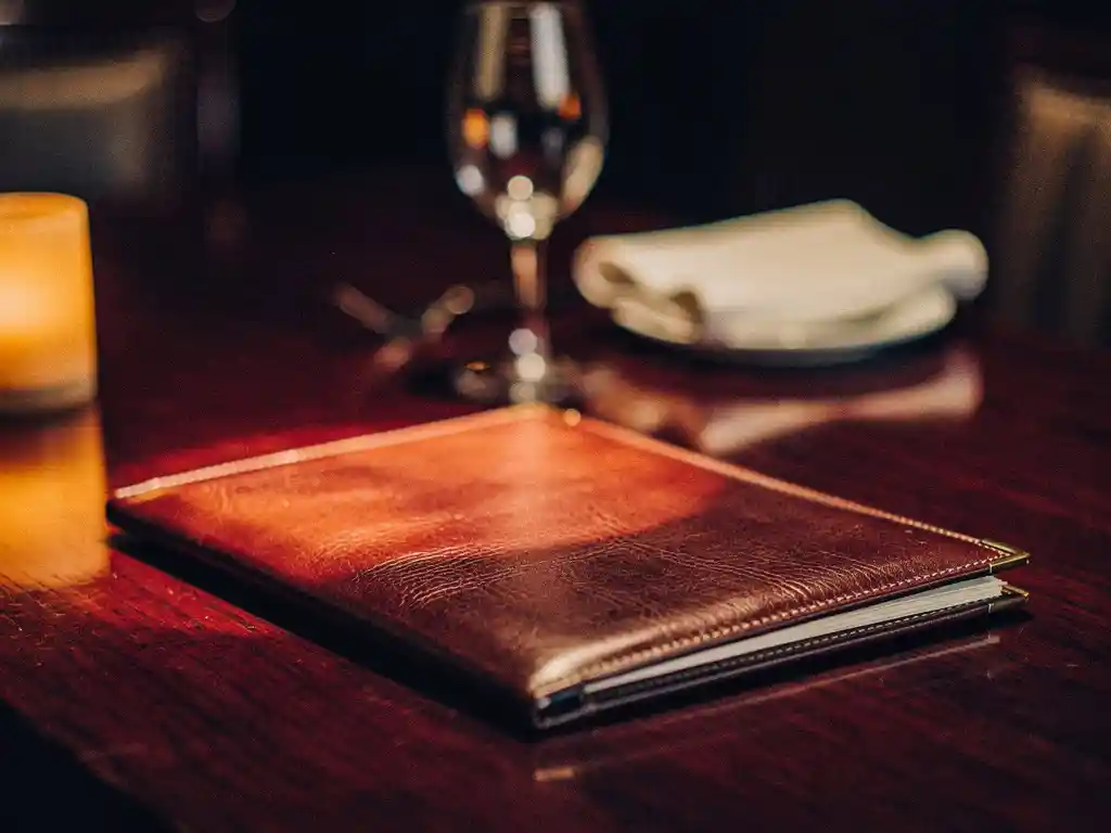 Wie wirken hochwertige Speisekartenmappen auf Restaurantgäste?