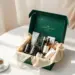 Luxuriöse grüne PR-Box mit Goldakzenten enthält Premium-Lifestyle-Produkte wie Hautpflege, Wellness und Tech-Zubehör