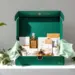 Luxuriöse smaragdgrüne PR-Box mit roségoldenen Akzenten, gefüllt mit Tech-Zubehör, Kaffee und Wellness-Produkten