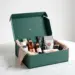 Luxuriöse smaragdgrüne PR-Box mit Goldakzenten, geöffnet mit Hautpflege, Tech-Zubehör und Premium-Produkten