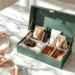 Luxuriöse smaragdgrüne PR-Box mit Roségold-Akzenten enthält Hautpflege, Kopfhörer und Lifestyle-Produkte