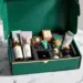Luxuriöse smaragdgrüne PR-Box mit Goldakzenten, gefüllt mit Premium-Hautpflege, Kaffee-Pods und Tech-Zubehör