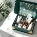 Luxuriöse smaragdgrüne PR-Box mit Goldakzenten, geöffnet mit Hautpflege, Tech-Zubehör und Schmuck auf weißem Tisch