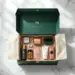Luxuriöse smaragdgrüne PR-Box mit Goldprägung, geöffnet auf Marmortisch, enthält Premium-Lifestyle-Produkte