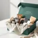 Luxuriöse smaragdgrüne PR-Box mit Roségold-Akzenten, geöffnet mit Hautpflege, Tech-Zubehör und Wellness-Produkten