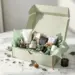 Luxuriöse salbeigrüne PR-Box mit geometrischen Mustern, gefüllt mit Premium-Lifestyle-Produkten auf Marmortisch