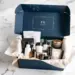 Luxuriöse marineblaue PR-Box mit Roségold-Akzenten, gefüllt mit Lifestyle-Produkten auf weißem Marmortisch