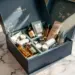 Offene luxuriöse PR-Box in Marineblau mit Premium-Lifestyle-Produkten auf weißem Marmortisch arrangiert