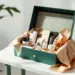 Luxuriöse smaragdgrüne PR-Box mit Premium-Lifestyle-Produkten, Goldakzenten und cremefarbenen Schaumstoffeinsätzen