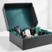 Geöffnete PR-Box mit Premium-Lifestyle-Produkten in türkisem Samt auf weißem Studiotisch
