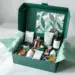 Luxuriöse smaragdgrüne PR-Box mit Premium-Lifestyle-Produkten, roségold Akzenten und geometrischen Mustern geöffnet