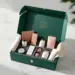 Luxuriöse smaragdgrüne PR-Box mit Goldakzenten auf Marmortisch, gefüllt mit Premium-Lifestyle-Produkten