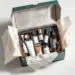 Luxuriöse smaragdgrüne PR-Box mit Roségold-Akzenten, geöffnet mit Premium-Lifestyle-Produkten auf weißem Tisch